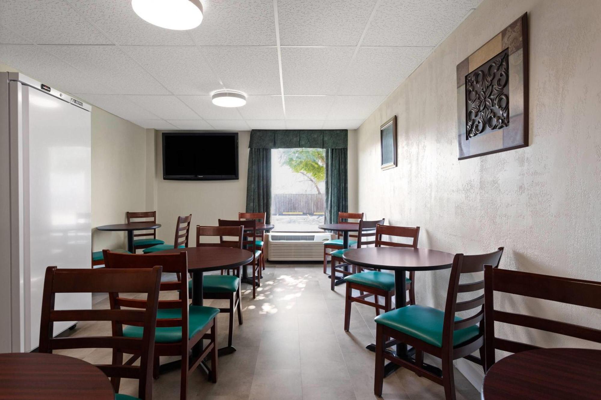 Hotel Super 8 By Wyndham 2*