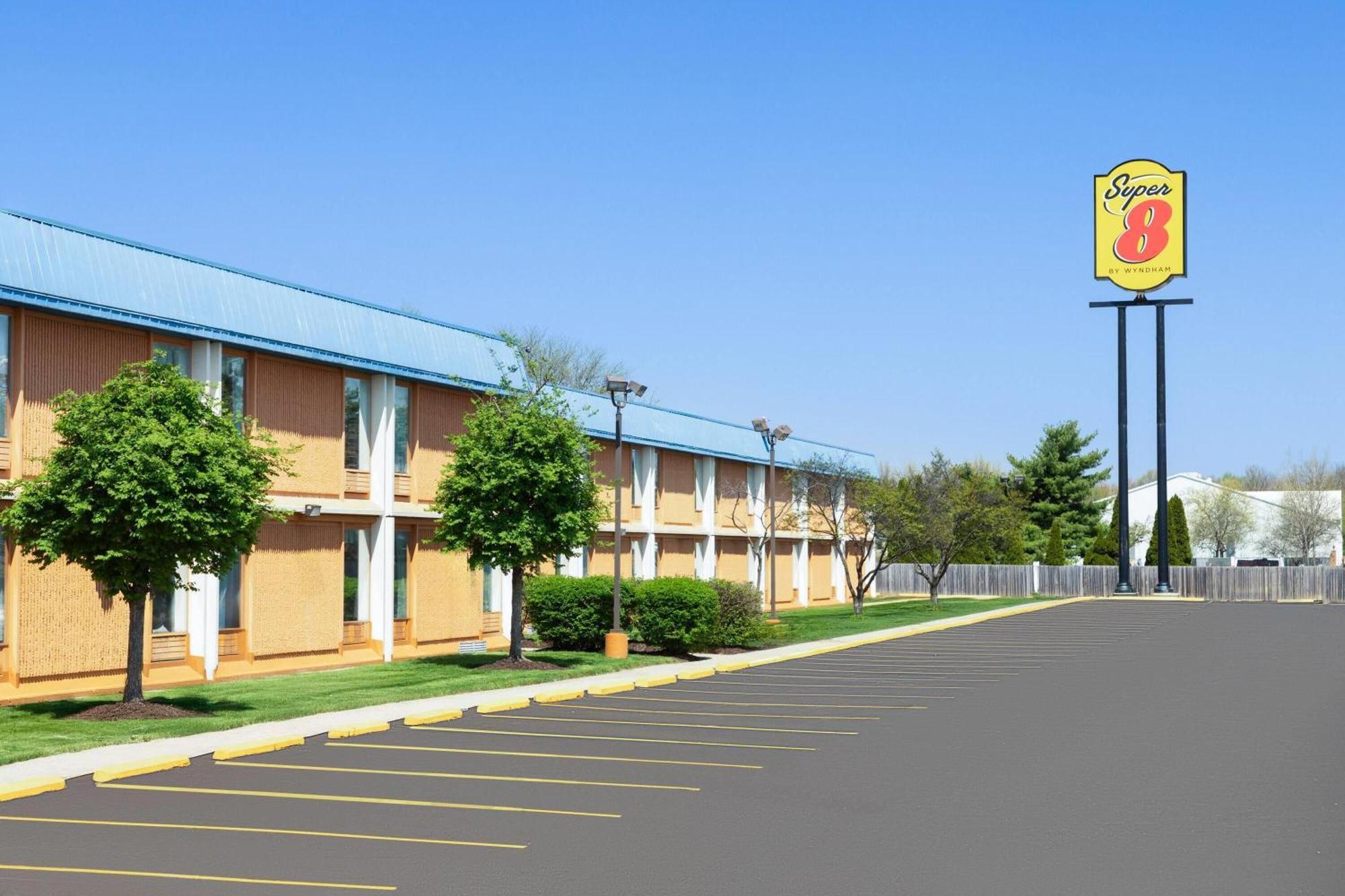 Super 8 By Wyndham Hotel